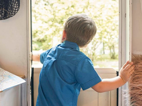 В Ачинске 4-летний малыш выпал из окна многоэтажки во время игры в догонялки . Изображение: ru.freepik.com