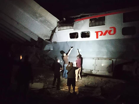 Подорванный мост обрушился на пассажирский состав в Брянской области. Есть погибшие. Фото и видео: МЧС России