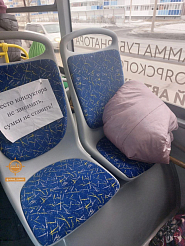 Жительница Красноярска пожаловалась, что кондуктор 87 автобуса заняла сразу два места  
