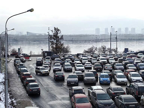В Красноярске открыли новую парковку у Коммунального моста. Фото: мэрия Красноярска