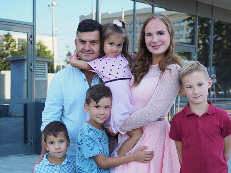 Владимир Путин отметил  медалью ордена «Родительская слава» красноярскую семью Потерайло . Фото: правительство Красноярского края