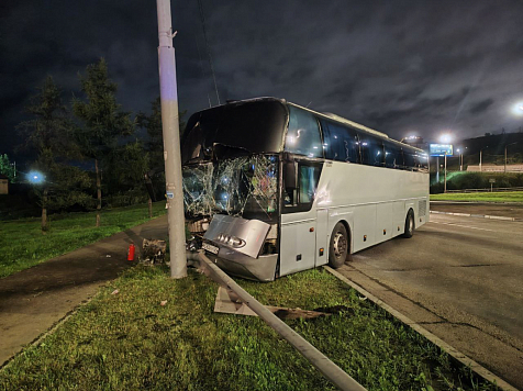 В Красноярске 3 человека пострадали в ДТП с междугородним автобусом, въехавшим в столб. Фото: ГИБДД 124