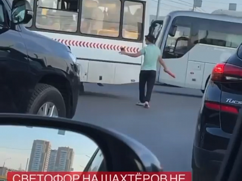 Красноярцы восторгаются парнем, разрулившим зонтиком пробку на Шахтёров, полицейские называют его нарушителем. Фото, видео: www.instagram.com/pokrovka_life124/