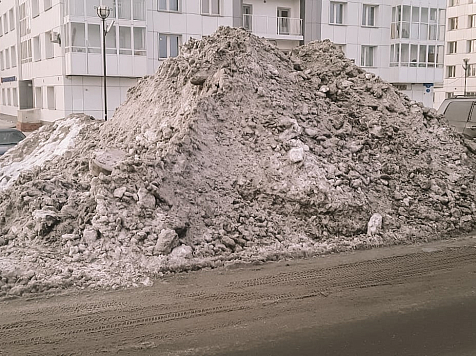 В Красноярске управляющие компании вывалили снег на почищенные тротуары и дороги. Фото: vk.com/krasnoyarskrf