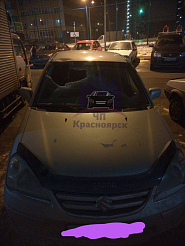 В Красноярске выброшенный из окна системный блок пробил стекло машины