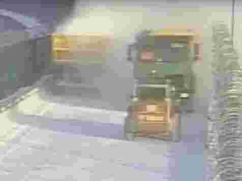 Грузовик протаранил в лоб автопогрузчик, убиравший плотину Богучанской ГЭС (видео). Кадр: ГИБДД24 / vk.com