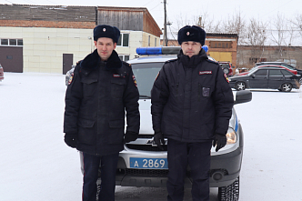 В Красноярском крае полицейские помогли мужчине, который застрял на заснеженной трассе 