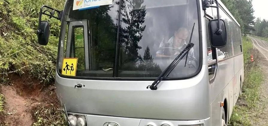 Автобус с детьми из Красноярска вылетел в кювет на краевой трассе