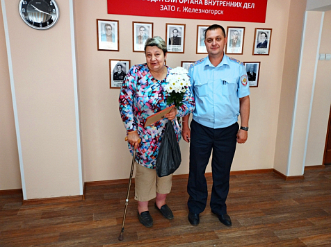 В Железногорске водитель такси спасла пенсионерку от телефонных аферистов. Фото: МВД