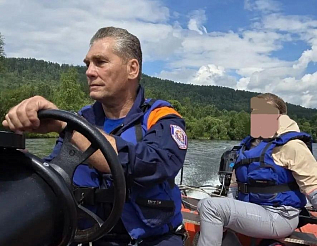 Две семьи из Красноярского края застряли в заглохшей лодке на Мане