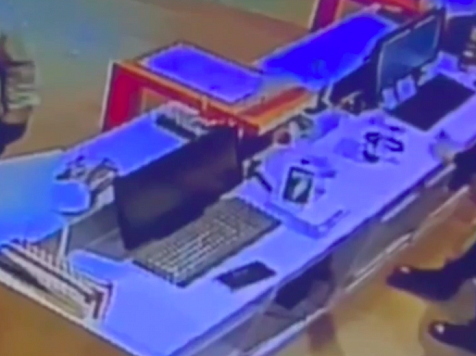 Мужчина с оружием ограбил салон сотовой связи в Ачинске. Скриншот видео: t.me/mvd_24