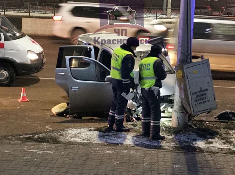 В Красноярске на улице Партизана Железняка водитель врезался в столб и погиб. Фото, видео: «ЧП Красноярск».