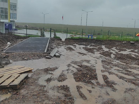 В красноярском поселке Солонцы ученики и их родители пробирались к новой школе по камням и грязи. Фото/видео: из открытых источников в соцсетях