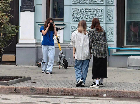 Столичный тренд с малолетними фотографами-«вымогателями» докатился до Красноярска. Фото: Telegram-канал «Крск дай подушнить!»