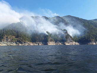 На скалах в окрестностях Саяно-Шушенского водохранилища тушат лесные пожары