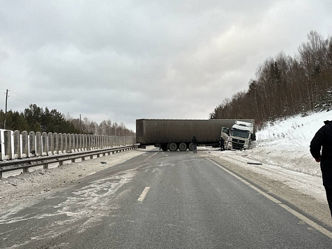 В Красноярском крае фура заблокировала проезд на федеральной трассе. Фото: 24_ Госавтоинспекция_
