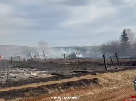 В Канском районе в двух населенных пунктах из-за пожаров погорели дома людей . Фото: 1 и видео - прокуратура Красноярского края, 2 - МВД по Красноярском краю