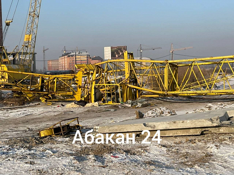 Один человек погиб и двое пострадали при падении башенного крана в Абакане. Фото: «Абакан 24»
