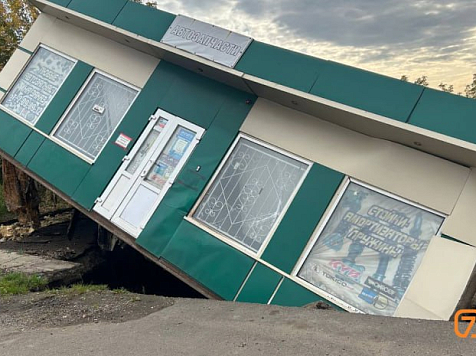 Красноярский павильон автозапчастей съехал в овраг из-за размыва грунта 