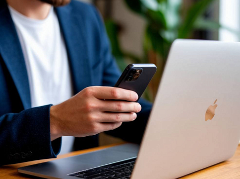 Мессенджер MAX станет обязательным для предустановки на устройствах в России. Фото: Шедеврум