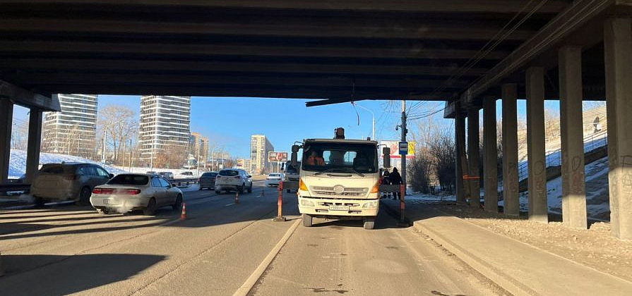 В Красноярске огромная пробка на Октябрьском мосту собралась из-за перекрытия на съезде