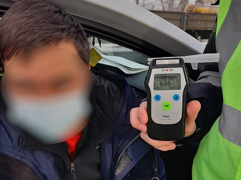В Красноярске автоинспекторы задержали нетрезвого таксиста, перевозившего пассажира. Фото, видео: ГИБДД