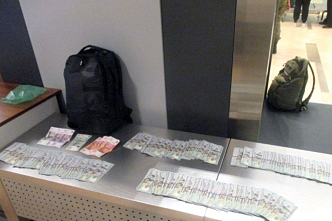 В Красноярском аэропорту задержали долларового контрабандиста