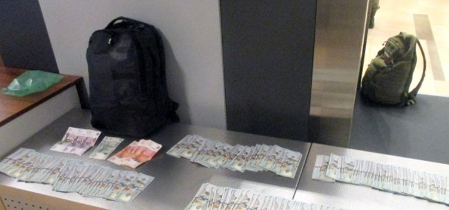 В Красноярском аэропорту задержали долларового контрабандиста