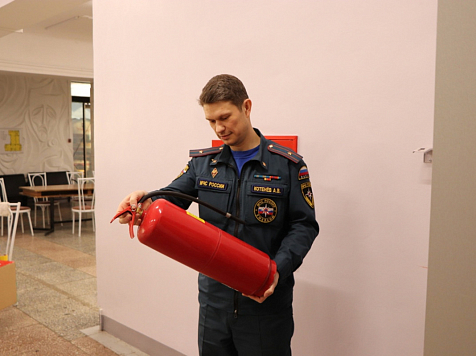 В Красноярске сотрудники МЧС проверяют помещения для новогодних мероприятий. Фото: mchs24