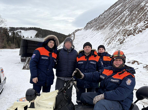 Под Красноярском спасатели нашли плутавшего всю ночь пожилого лыжника. Фото КГКУ Спасатель (ВК)