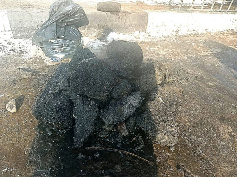 В Красноярске коммунальщики три дня вытаскивали куски асфальта из забитого коллектора. Фото: «КрасКом»