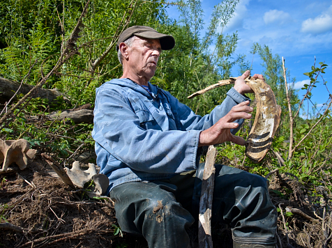В Енисейском районе охотник Константин Петров нашел кости мамонта . Фото: Родом из Енисейска/Вконтакте