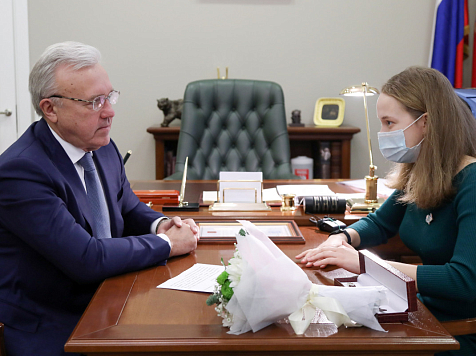 Александр Усс встретился с победительницей конкурса «Доброволец России – 2020» Анастасией Полынцевой. Фото: krskstate.ru