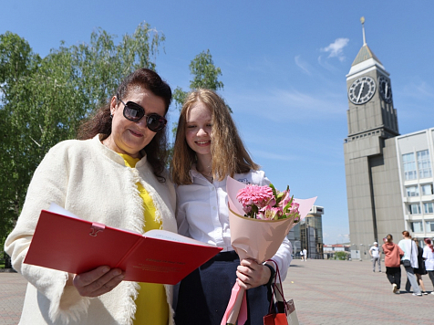 В Красноярске 648 выпускников школ по итогам ЕГЭ получили медали . Фото: Администрация Красноярска