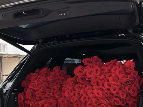 Красноярский хирург раздал больше 500 роз прохожим женщинам в честь 8 марта. Видео: Гарен Гуликян