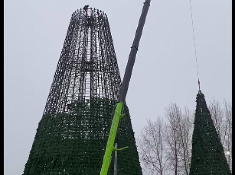 Главную елку Красноярска на острове Татышев демонтируют после 18 февраля. Скриншот видео: t.me/tatyshev_park