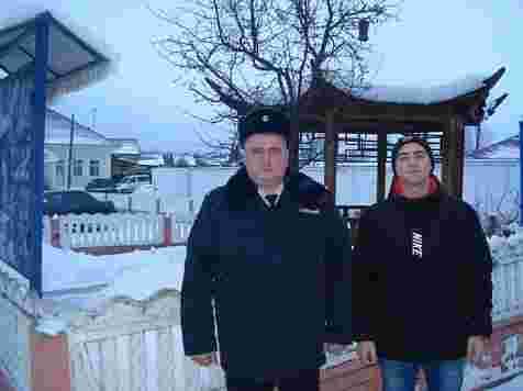 Сотрудники полиции спасли ребенка из горящего здания. Фото: ГУ МВД по Красноярскому краю