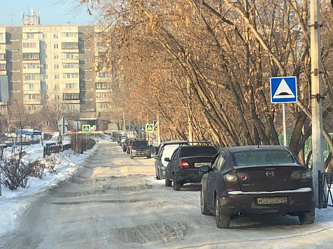 Жители улицы Менжинского в Красноярске пожаловались, что коммунальщики не могут убрать снег из-за припаркованных автомобилей . Фото: МКУ "УДИБ"