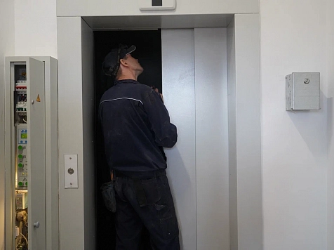 Красноярские депутаты застряли в новом лифте на Семафорной во время проверки. Фото: мэрия Красноярск
