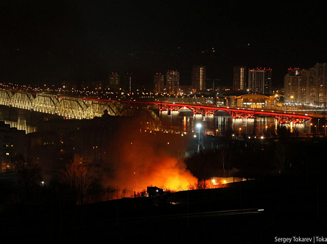 Частный жилой дом сгорел рядом с новой развязкой в красноярской Николаевке. Фото: Сергей Токарев