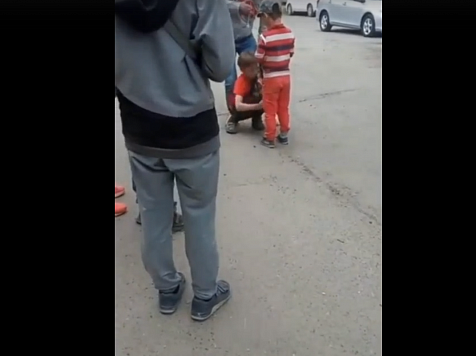 Красноярке, поставившей чужого ребёнка на колени, грозит арест. Фото: https://vk.com/glavnnovosti