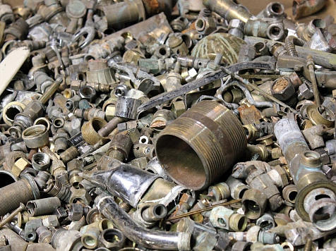 Жителя Красноярска оштрафуют за сбор металлолома на территории завода «Сибсталь» . Фото: okidoki.ru