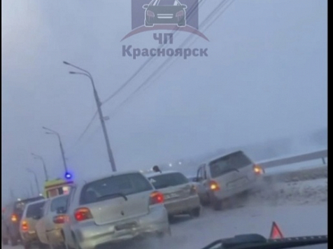 Из-за столкновения шести машин на Октябрьском мосту Красноярска пострадал один человек. Фото и видео: ЧП Красноярск