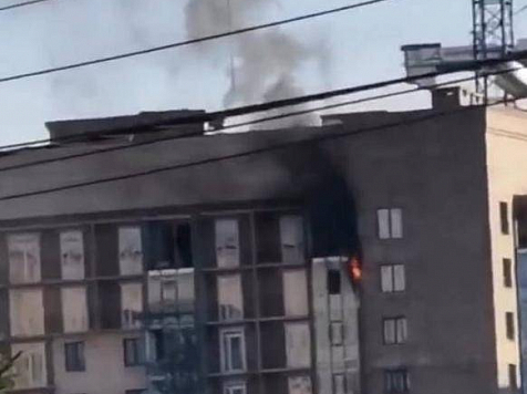 В Красноярске в ЖК «Скандис» загорелась квартира на 16 этаже. Фото: instagram.com/svodka.24