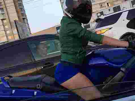 Девушка в коротких шортах на мотоцикле смутила водителей своим видом (фото). фото: Автохамы Красноярска