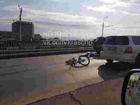 Водитель насмерть переехал велосипедистку на Копыловском мосту (фото). Фото: «ЧП Красноярск» / vk.com