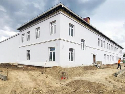 Строители приступили к благоустройству территории возле реконструируемой в Николаевке школы. Фото: мэрия