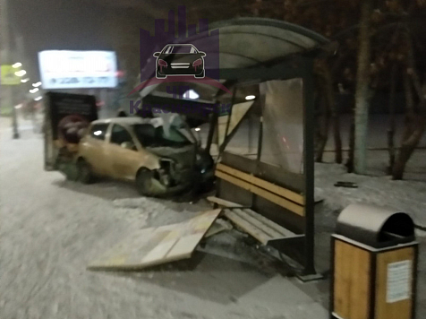 В Красноярске машина въехала в остановку на улице Игарская, водитель сбежал. Фото, видео: https://vk.com/kraschp