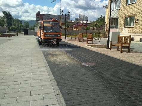 Рассказываем, как борются с пылью на улицах Красноярска. Фото: admkrsk.ru