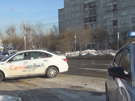 Пьяная красноярка без водительских прав врезалась в столб. Фото, видео: 24.мвд.рф